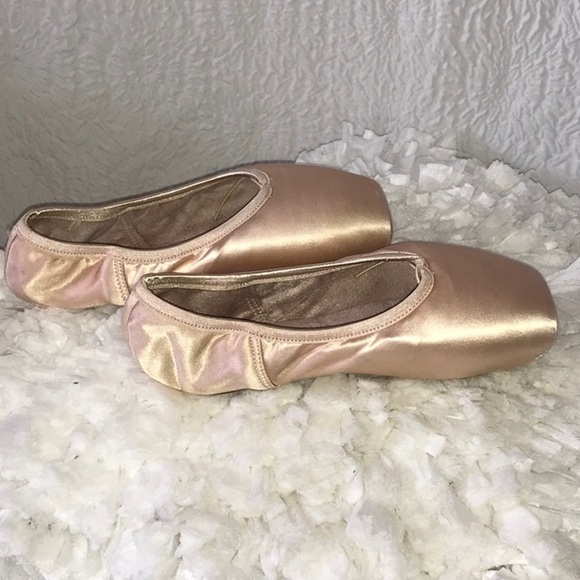 Capezio Tapered Toe (FlexiFirm) Pointe Ballet Shoe - Picture 8 of 11